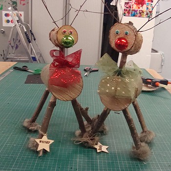 Plant wedi creu rudolphs gyda pren ac wedi addurno gyda addurniadau nadoligaidd
